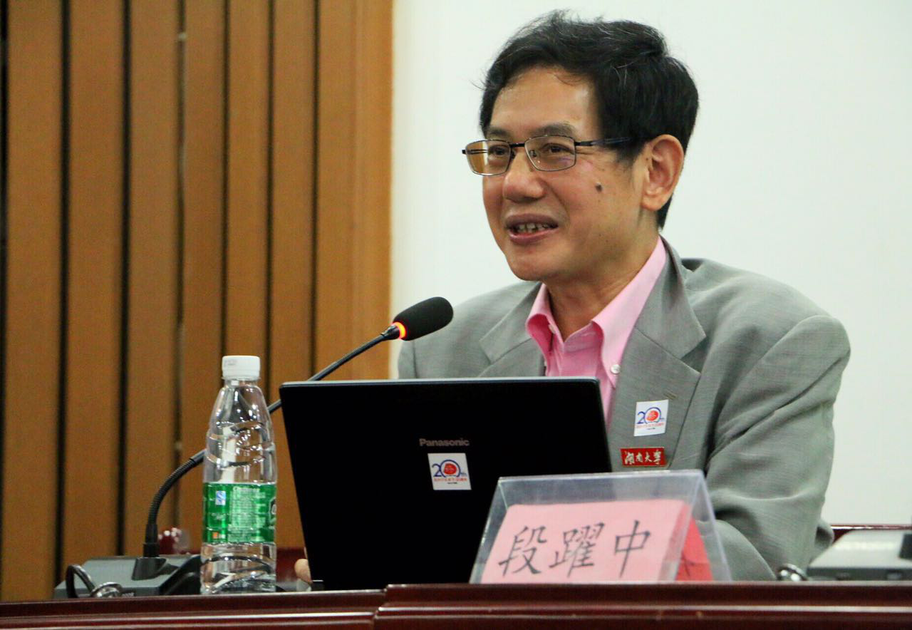 段躍中博士给同学们介绍自己在日本生活的经历